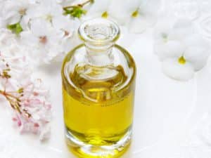 Massage à l'huile d'olive pour les seins qui tombent